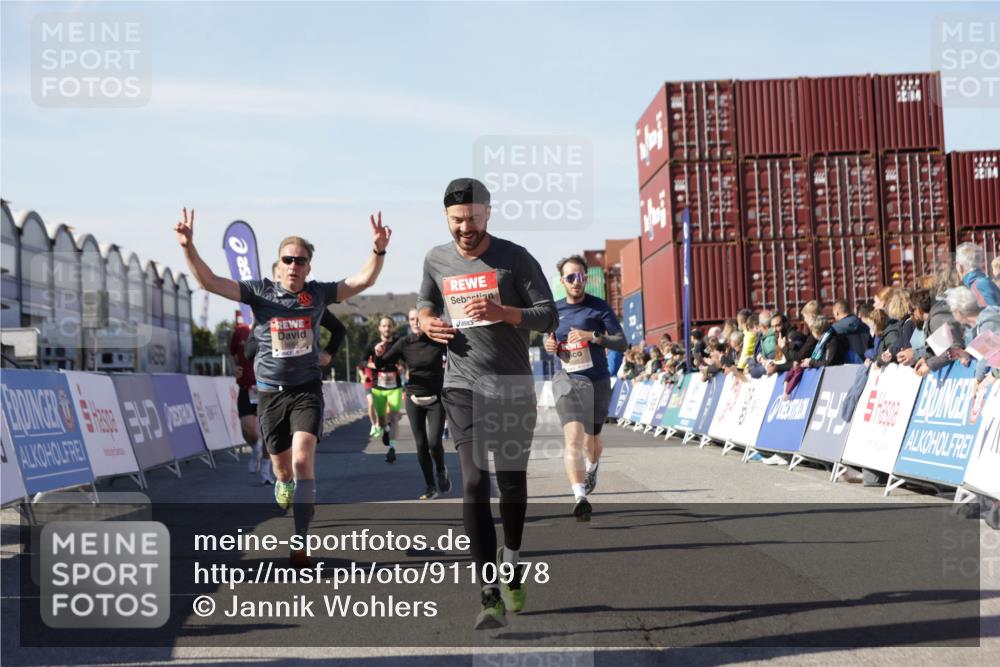 03.10.2025 - Köhlbrandbrückenlauf Jannik Wohlers http://msf.ph/oto/9110978 03.10.2025 13:00:31 Ziel 4016, 4163, 4172, 4275, 4299, 4622, 4850, 5664, 6373, 6490, 6707, 6714 meine-sportfotos.de