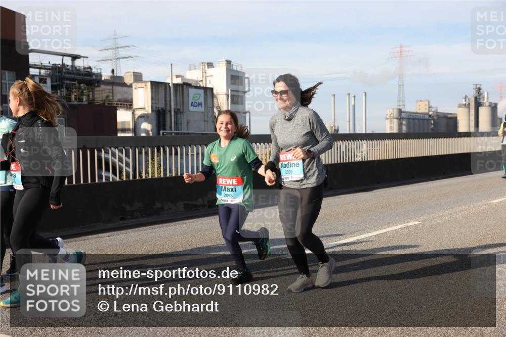 03.10.2025 - Köhlbrandbrückenlauf Lena Gebhardt http://msf.ph/oto/9110982 03.10.2025 10:15:17 Position 2 2898, 2899 meine-sportfotos.de