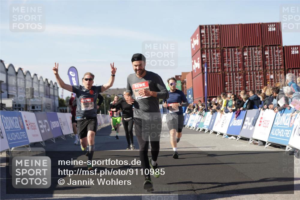03.10.2025 - Köhlbrandbrückenlauf Jannik Wohlers http://msf.ph/oto/9110985 03.10.2025 13:00:31 Ziel 4016, 4163, 4172, 4275, 4299, 4622, 4850, 5664, 6373, 6490, 6707, 6714 meine-sportfotos.de