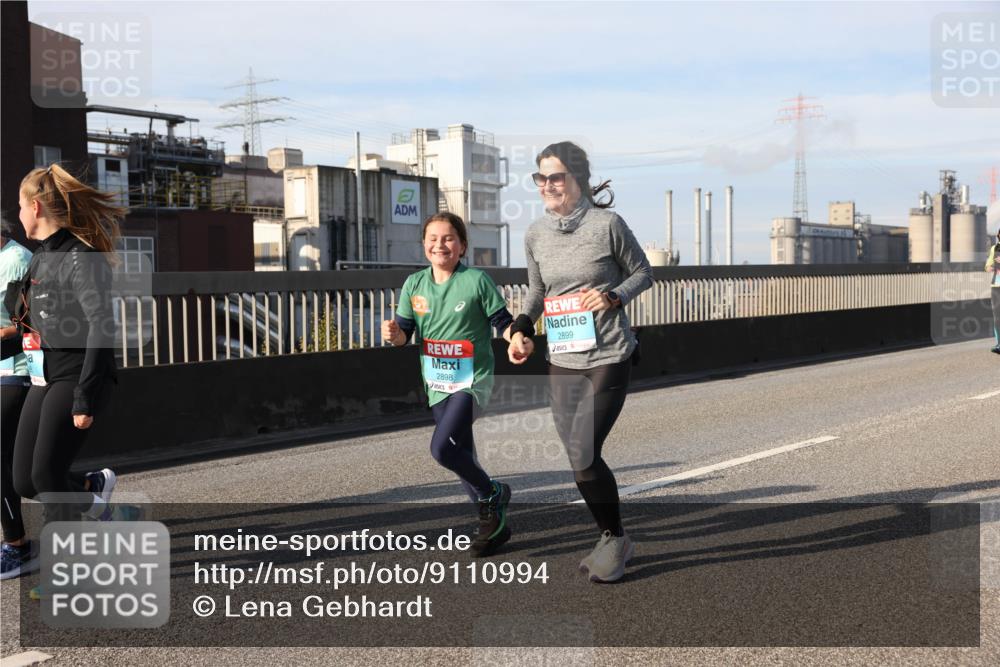 03.10.2025 - Köhlbrandbrückenlauf Lena Gebhardt http://msf.ph/oto/9110994 03.10.2025 10:15:17 Position 2 2898, 2899 meine-sportfotos.de