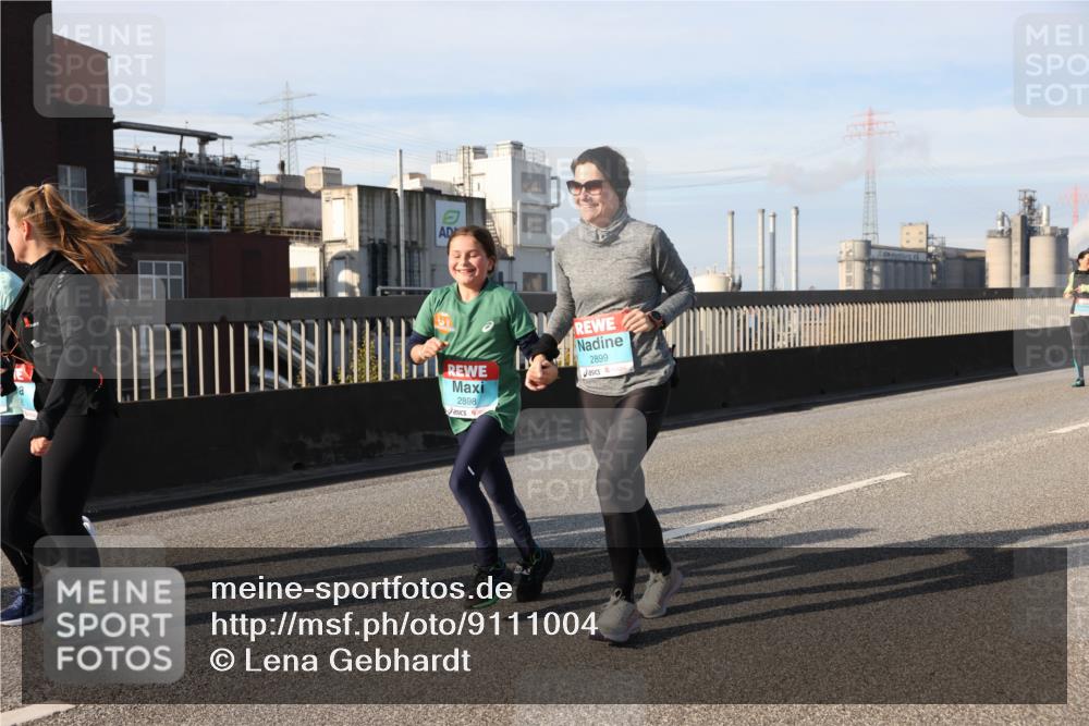 03.10.2025 - Köhlbrandbrückenlauf Lena Gebhardt http://msf.ph/oto/9111004 03.10.2025 10:15:17 Position 2 2898, 2899 meine-sportfotos.de
