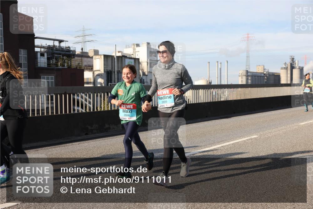 03.10.2025 - Köhlbrandbrückenlauf Lena Gebhardt http://msf.ph/oto/9111011 03.10.2025 10:15:17 Position 2 2898, 2899 meine-sportfotos.de
