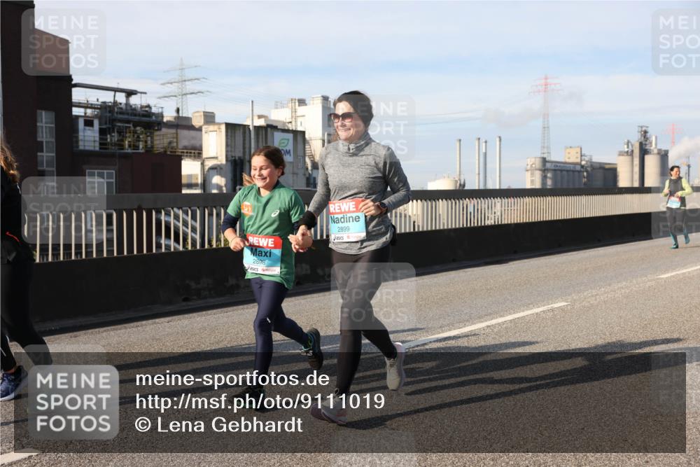 03.10.2025 - Köhlbrandbrückenlauf Lena Gebhardt http://msf.ph/oto/9111019 03.10.2025 10:15:17 Position 2 2898, 2899 meine-sportfotos.de