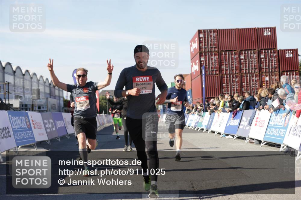 03.10.2025 - Köhlbrandbrückenlauf Jannik Wohlers http://msf.ph/oto/9111025 03.10.2025 13:00:32 Ziel 4016, 4163, 4172, 4275, 4299, 4622, 4850, 5664, 6373, 6490, 6707, 6714 meine-sportfotos.de