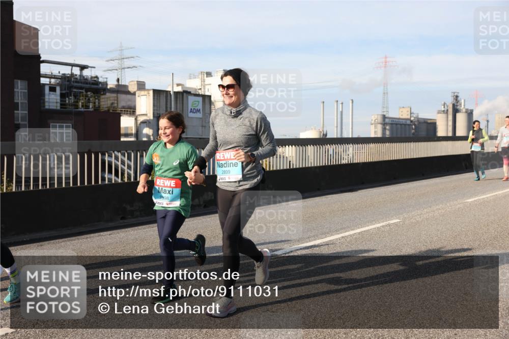 03.10.2025 - Köhlbrandbrückenlauf Lena Gebhardt http://msf.ph/oto/9111031 03.10.2025 10:15:17 Position 2 2898, 2899 meine-sportfotos.de