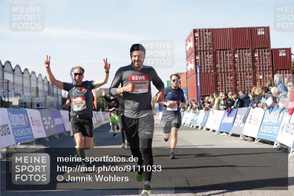 03.10.2025 - Köhlbrandbrückenlauf Jannik Wohlers http://msf.ph/oto/9111033 03.10.2025 13:00:32 Ziel 4016, 4163, 4172, 4275, 4299, 4622, 4850, 5664, 6373, 6490, 6707, 6714 meine-sportfotos.de