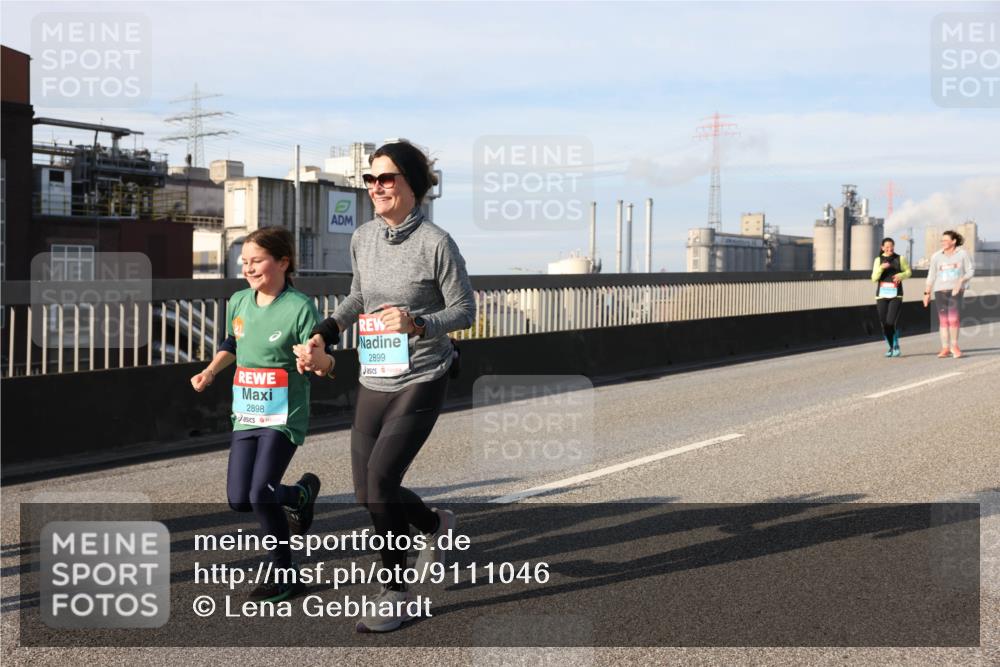 03.10.2025 - Köhlbrandbrückenlauf Lena Gebhardt http://msf.ph/oto/9111046 03.10.2025 10:15:17 Position 2 2898, 2899 meine-sportfotos.de