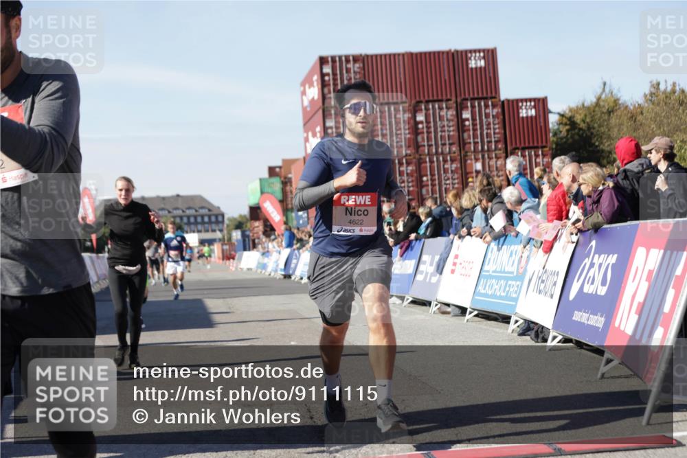 03.10.2025 - Köhlbrandbrückenlauf Jannik Wohlers http://msf.ph/oto/9111115 03.10.2025 13:00:33 Ziel 4016, 4163, 4172, 4228, 4275, 4299, 4622, 4850, 5011, 5664, 6373, 6490, 6714 meine-sportfotos.de