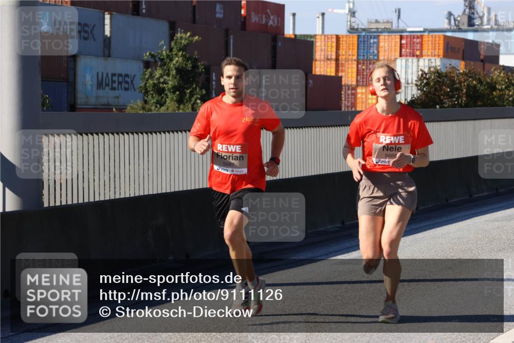 03.10.2025 - Köhlbrandbrückenlauf Strokosch-Dieckow http://msf.ph/oto/9111126 03.10.2025 12:38:17 Position 3 5688, 5687 meine-sportfotos.de