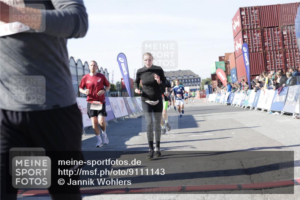 03.10.2025 - Köhlbrandbrückenlauf Jannik Wohlers http://msf.ph/oto/9111143 03.10.2025 13:00:34 Ziel 4016, 4163, 4172, 4228, 4275, 4299, 4622, 4850, 5011, 5664, 6373, 6490, 6714 meine-sportfotos.de