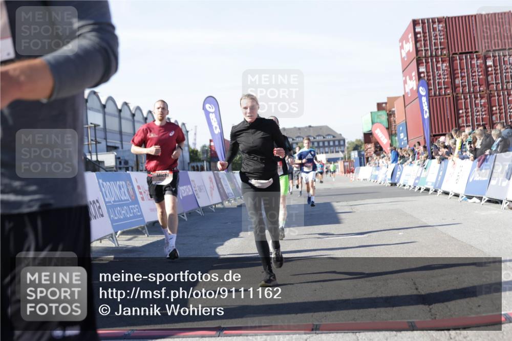 03.10.2025 - Köhlbrandbrückenlauf Jannik Wohlers http://msf.ph/oto/9111162 03.10.2025 13:00:34 Ziel 4016, 4163, 4172, 4228, 4275, 4299, 4622, 4850, 5011, 5664, 6373, 6490, 6714 meine-sportfotos.de
