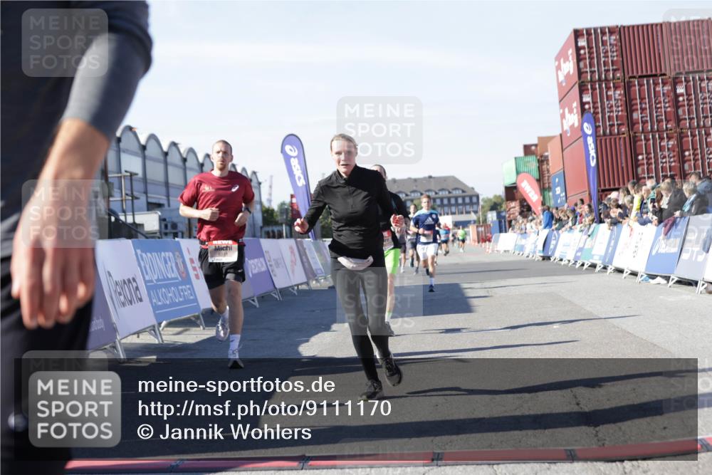 03.10.2025 - Köhlbrandbrückenlauf Jannik Wohlers http://msf.ph/oto/9111170 03.10.2025 13:00:34 Ziel 4016, 4163, 4172, 4228, 4275, 4299, 4622, 4850, 5011, 5664, 6373, 6490, 6714 meine-sportfotos.de