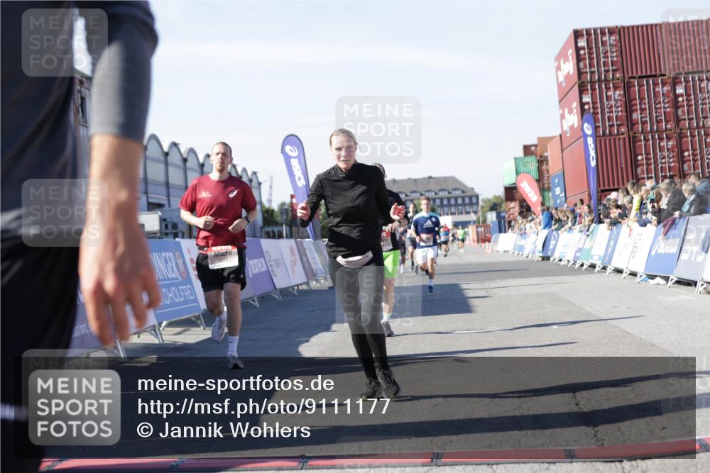 03.10.2025 - Köhlbrandbrückenlauf Jannik Wohlers http://msf.ph/oto/9111177 03.10.2025 13:00:34 Ziel 4016, 4163, 4172, 4228, 4275, 4299, 4622, 4850, 5011, 5664, 6373, 6490, 6714 meine-sportfotos.de