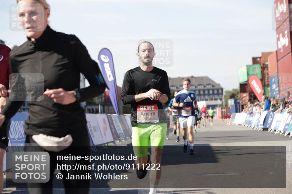 03.10.2025 - Köhlbrandbrückenlauf Jannik Wohlers http://msf.ph/oto/9111222 03.10.2025 13:00:35 Ziel 4016, 4163, 4172, 4228, 4299, 4622, 4850, 5011, 5664, 6373, 6490, 6714 meine-sportfotos.de