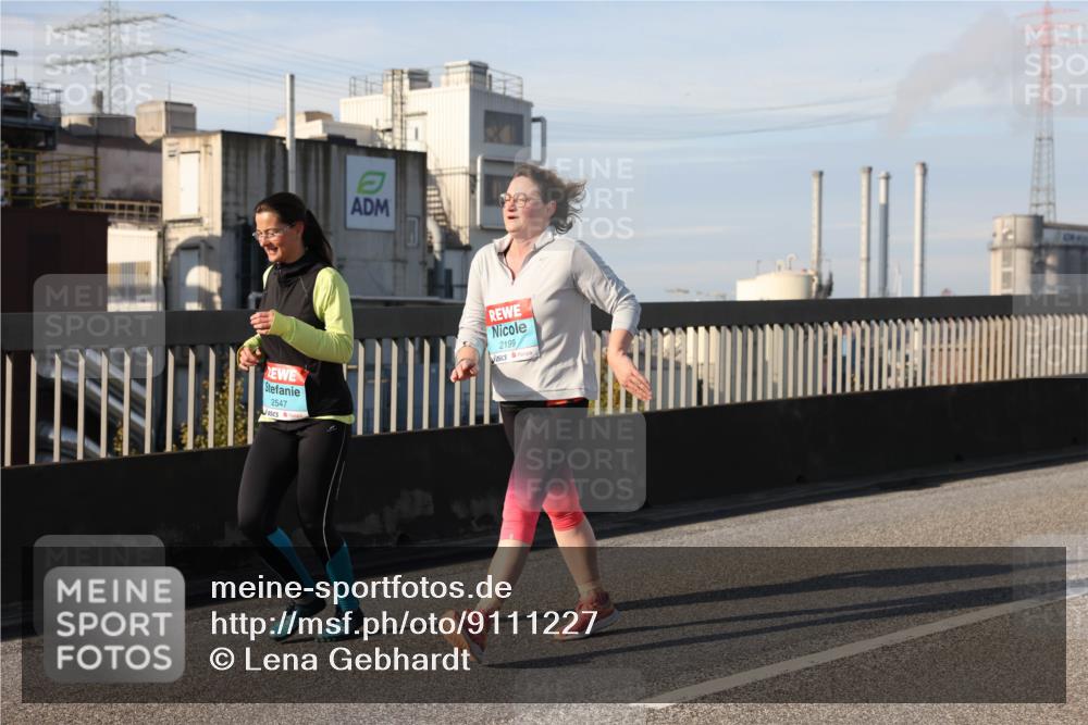 03.10.2025 - Köhlbrandbrückenlauf Lena Gebhardt http://msf.ph/oto/9111227 03.10.2025 10:15:23 Position 2 2547, 2199 meine-sportfotos.de