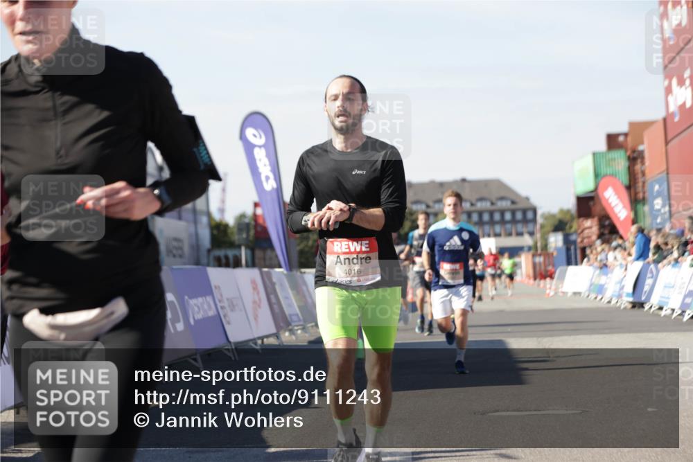 03.10.2025 - Köhlbrandbrückenlauf Jannik Wohlers http://msf.ph/oto/9111243 03.10.2025 13:00:36 Ziel 4016, 4163, 4172, 4228, 4299, 4622, 4763, 4850, 5011, 5664, 6373, 6490, 6714 meine-sportfotos.de