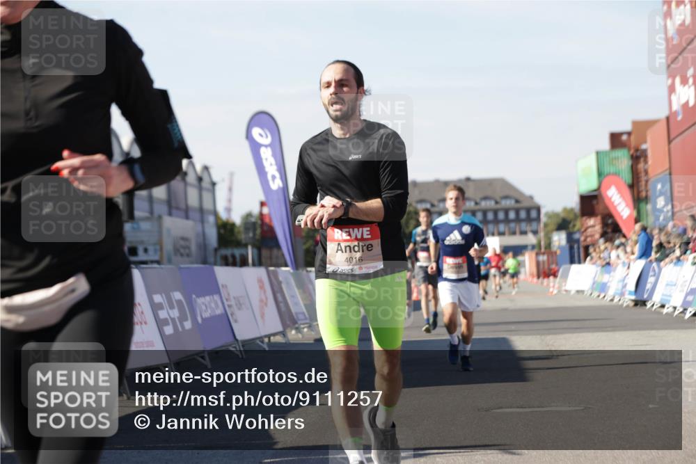 03.10.2025 - Köhlbrandbrückenlauf Jannik Wohlers http://msf.ph/oto/9111257 03.10.2025 13:00:36 Ziel 4016, 4163, 4172, 4228, 4299, 4622, 4763, 4850, 5011, 5664, 6373, 6490, 6714 meine-sportfotos.de