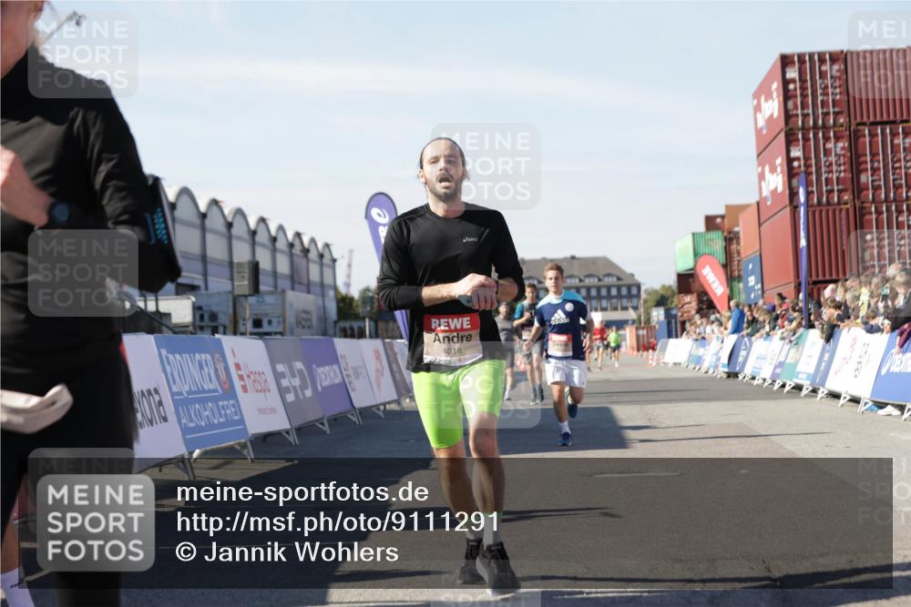 03.10.2025 - Köhlbrandbrückenlauf Jannik Wohlers http://msf.ph/oto/9111291 03.10.2025 13:00:36 Ziel 4016, 4163, 4172, 4228, 4299, 4622, 4763, 4850, 5011, 5664, 6373, 6490, 6714 meine-sportfotos.de