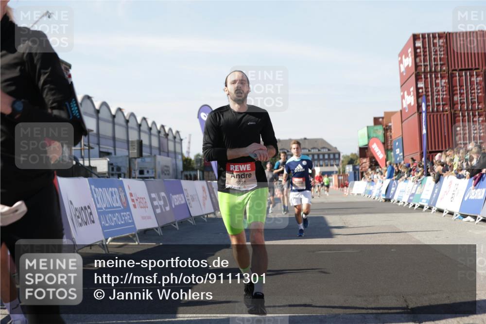 03.10.2025 - Köhlbrandbrückenlauf Jannik Wohlers http://msf.ph/oto/9111301 03.10.2025 13:00:36 Ziel 4016, 4163, 4172, 4228, 4299, 4622, 4763, 4850, 5011, 5664, 6373, 6490, 6714 meine-sportfotos.de