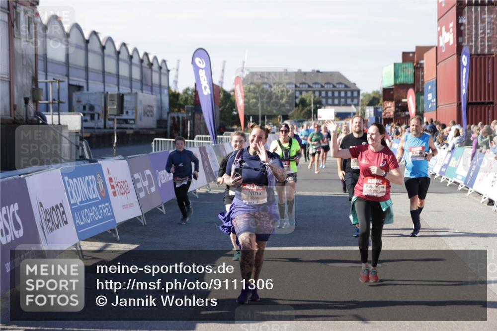 03.10.2025 - Köhlbrandbrückenlauf Jannik Wohlers http://msf.ph/oto/9111306 03.10.2025 13:30:38 Ziel 4355, 4840, 4841, 5289, 5346, 6170, 6223, 6347 meine-sportfotos.de