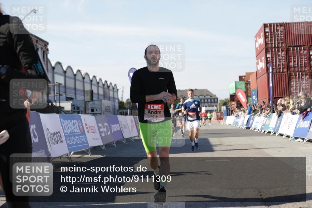03.10.2025 - Köhlbrandbrückenlauf Jannik Wohlers http://msf.ph/oto/9111309 03.10.2025 13:00:36 Ziel 4016, 4163, 4172, 4228, 4299, 4622, 4763, 4850, 5011, 5664, 6373, 6490, 6714 meine-sportfotos.de