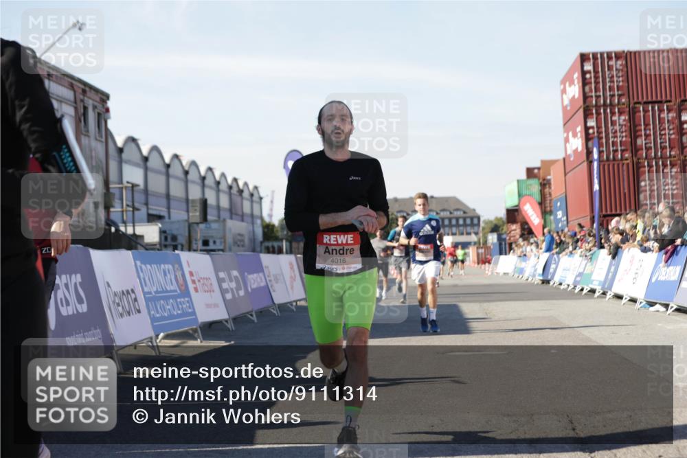 03.10.2025 - Köhlbrandbrückenlauf Jannik Wohlers http://msf.ph/oto/9111314 03.10.2025 13:00:36 Ziel 4016, 4163, 4172, 4228, 4299, 4622, 4763, 4850, 5011, 5664, 6373, 6490, 6714 meine-sportfotos.de