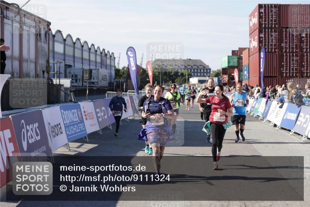03.10.2025 - Köhlbrandbrückenlauf Jannik Wohlers http://msf.ph/oto/9111324 03.10.2025 13:30:38 Ziel 4355, 4840, 4841, 5289, 5346, 6170, 6223, 6347 meine-sportfotos.de