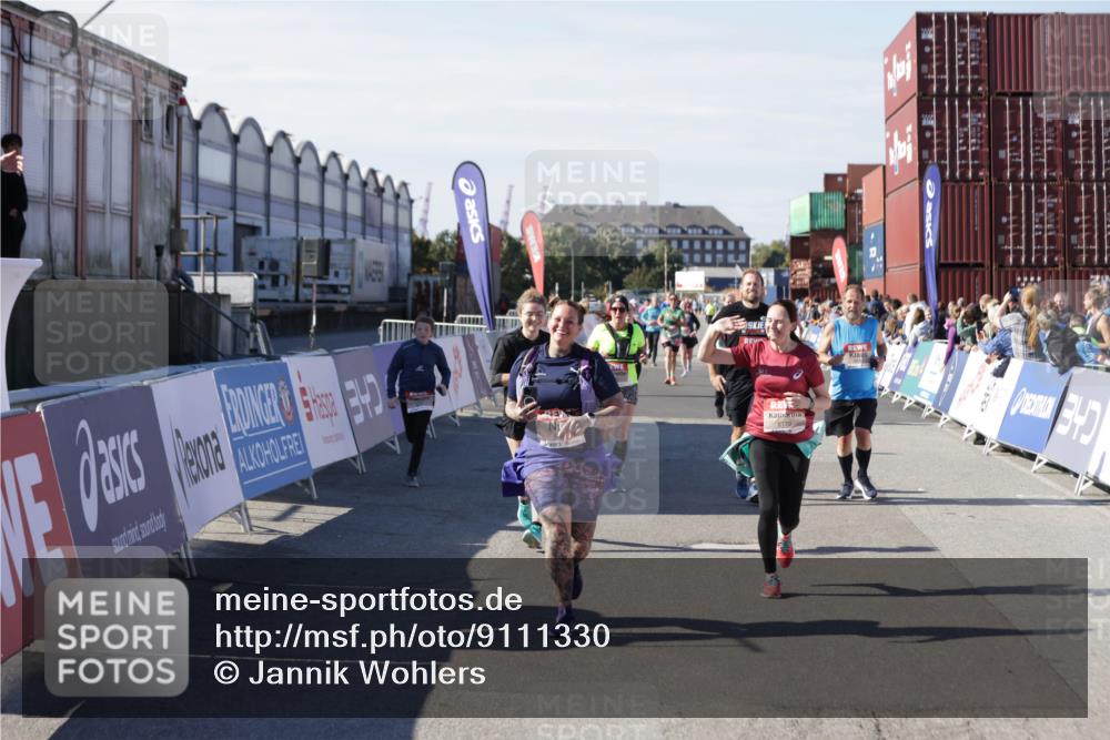 03.10.2025 - Köhlbrandbrückenlauf Jannik Wohlers http://msf.ph/oto/9111330 03.10.2025 13:30:38 Ziel 4355, 4840, 4841, 5289, 5346, 6170, 6223, 6347 meine-sportfotos.de