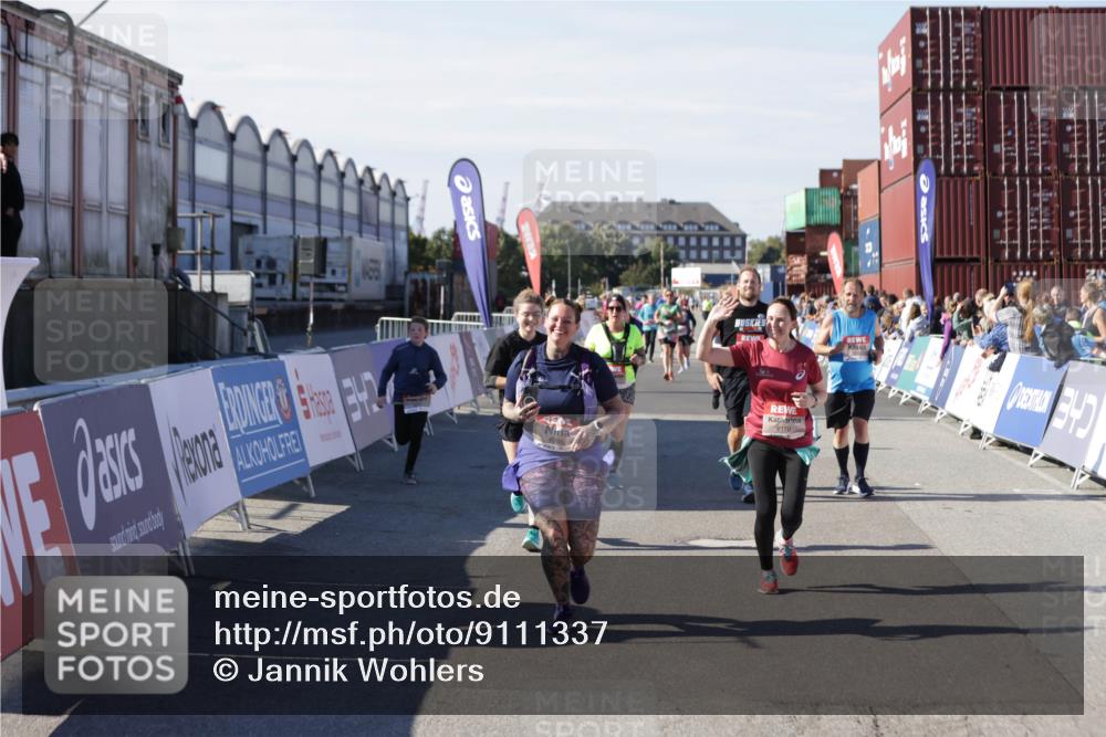 03.10.2025 - Köhlbrandbrückenlauf Jannik Wohlers http://msf.ph/oto/9111337 03.10.2025 13:30:38 Ziel 4355, 4840, 4841, 5289, 5346, 6170, 6223, 6347 meine-sportfotos.de