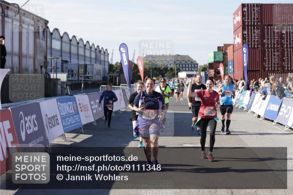 03.10.2025 - Köhlbrandbrückenlauf Jannik Wohlers http://msf.ph/oto/9111348 03.10.2025 13:30:38 Ziel 4355, 4840, 4841, 5289, 5346, 6170, 6223, 6347 meine-sportfotos.de
