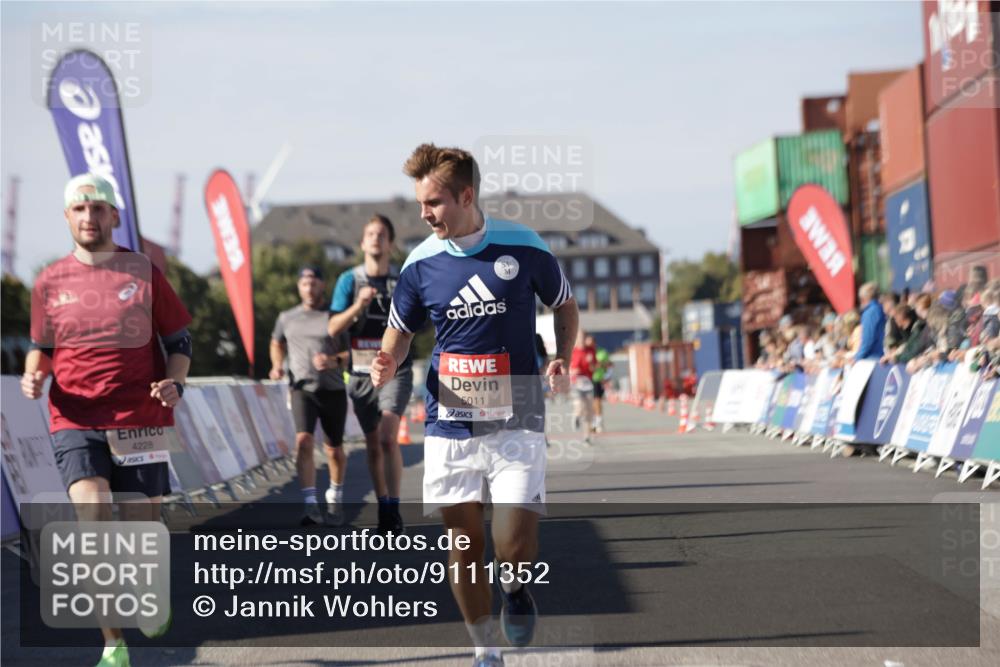 03.10.2025 - Köhlbrandbrückenlauf Jannik Wohlers http://msf.ph/oto/9111352 03.10.2025 13:00:37 Ziel 4016, 4163, 4172, 4228, 4299, 4622, 4763, 4850, 5011, 5664, 6373, 6490 meine-sportfotos.de