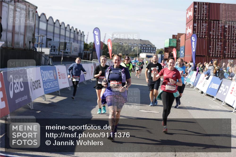 03.10.2025 - Köhlbrandbrückenlauf Jannik Wohlers http://msf.ph/oto/9111376 03.10.2025 13:30:39 Ziel 4355, 4840, 4841, 5289, 5346, 6170, 6223, 6347 meine-sportfotos.de