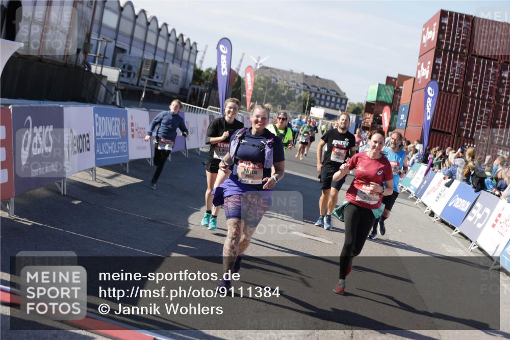 03.10.2025 - Köhlbrandbrückenlauf Jannik Wohlers http://msf.ph/oto/9111384 03.10.2025 13:30:39 Ziel 4355, 4840, 4841, 5289, 5346, 6170, 6223, 6347 meine-sportfotos.de
