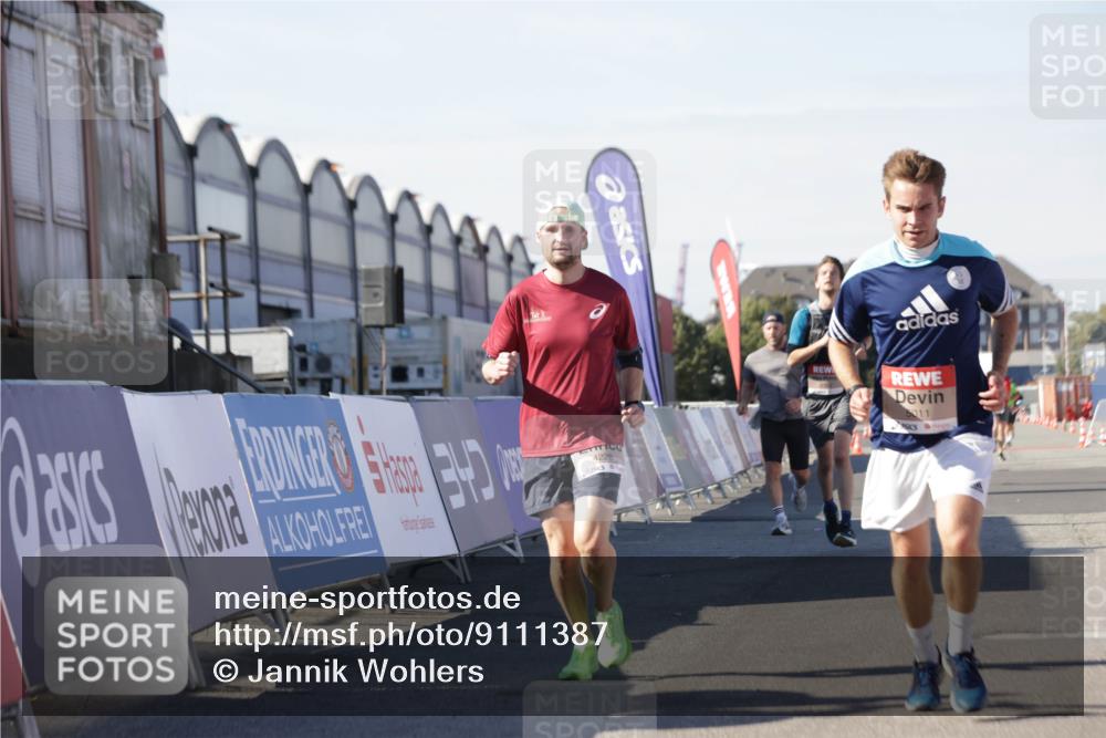 03.10.2025 - Köhlbrandbrückenlauf Jannik Wohlers http://msf.ph/oto/9111387 03.10.2025 13:00:38 Ziel 4016, 4018, 4172, 4228, 4299, 4622, 4763, 4850, 5011, 5664, 6373, 6490 meine-sportfotos.de