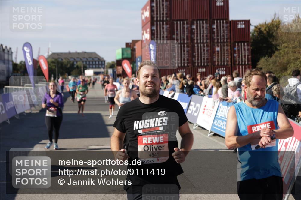 03.10.2025 - Köhlbrandbrückenlauf Jannik Wohlers http://msf.ph/oto/9111419 03.10.2025 13:30:44 Ziel 4355, 4840, 4841, 4937, 5289, 5391, 6170, 6223, 6347 meine-sportfotos.de