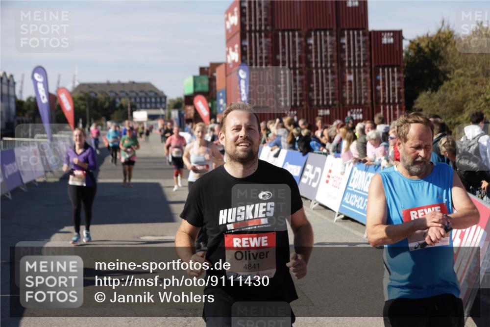 03.10.2025 - Köhlbrandbrückenlauf Jannik Wohlers http://msf.ph/oto/9111430 03.10.2025 13:30:44 Ziel 4355, 4840, 4841, 4937, 5289, 5391, 6170, 6223, 6347 meine-sportfotos.de