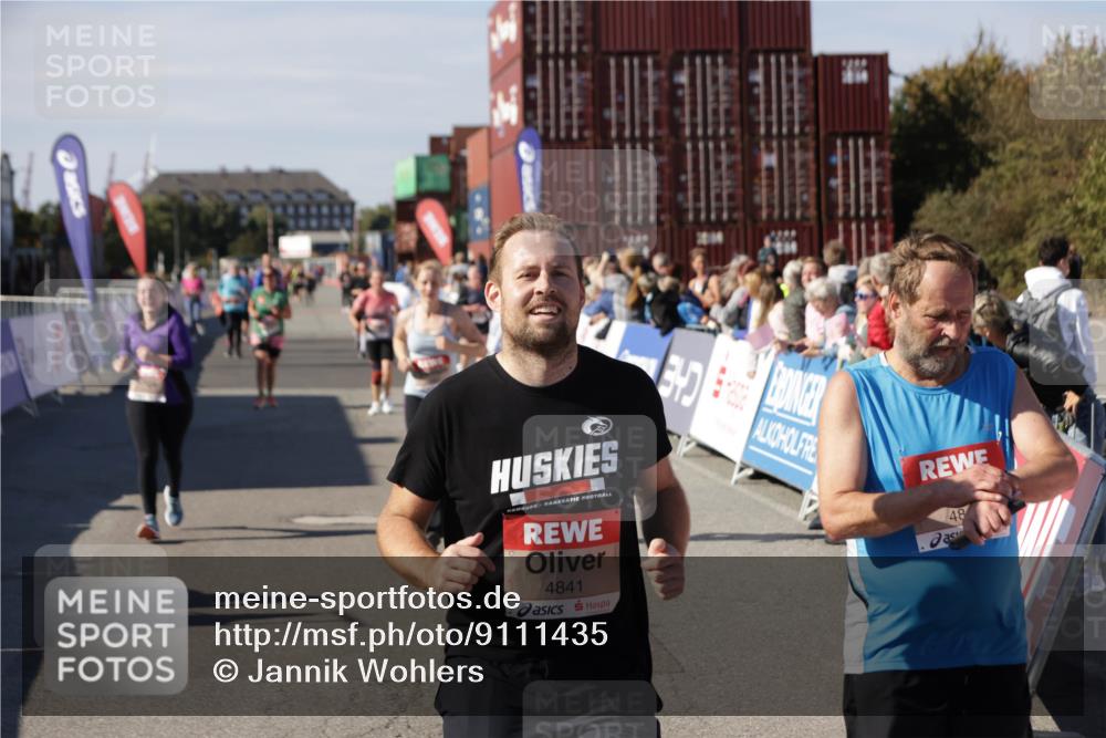 03.10.2025 - Köhlbrandbrückenlauf Jannik Wohlers http://msf.ph/oto/9111435 03.10.2025 13:30:44 Ziel 4355, 4840, 4841, 4937, 5289, 5391, 6170, 6223, 6347 meine-sportfotos.de