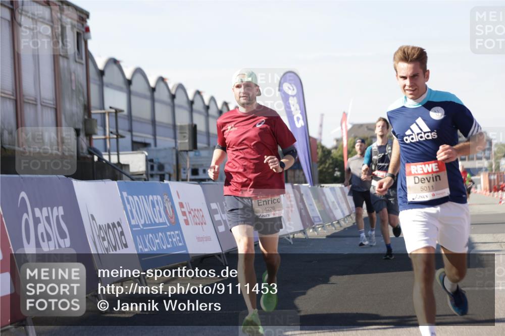 03.10.2025 - Köhlbrandbrückenlauf Jannik Wohlers http://msf.ph/oto/9111453 03.10.2025 13:00:39 Ziel 4016, 4018, 4172, 4228, 4299, 4622, 4763, 4850, 5011, 5664, 6373 meine-sportfotos.de