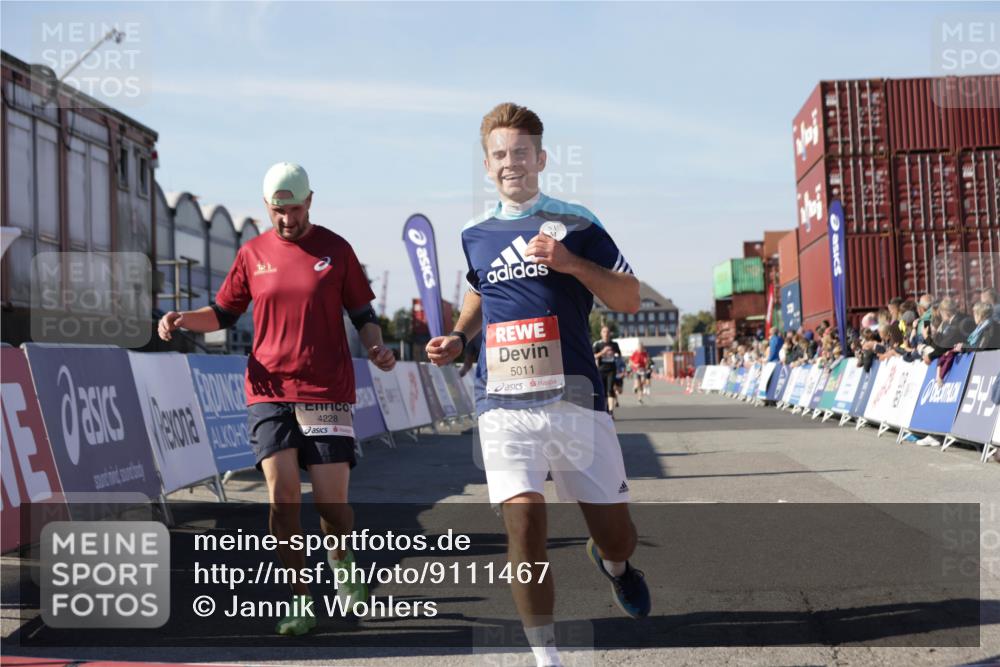03.10.2025 - Köhlbrandbrückenlauf Jannik Wohlers http://msf.ph/oto/9111467 03.10.2025 13:00:39 Ziel 4016, 4018, 4172, 4228, 4299, 4622, 4763, 4850, 5011, 5664, 6373 meine-sportfotos.de