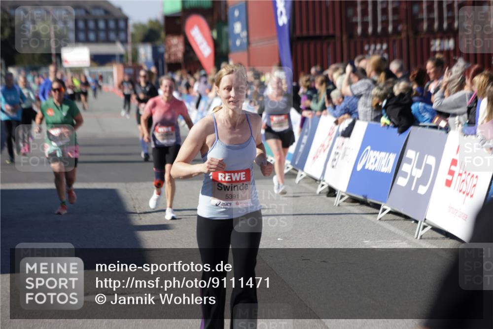03.10.2025 - Köhlbrandbrückenlauf Jannik Wohlers http://msf.ph/oto/9111471 03.10.2025 13:30:45 Ziel 4355, 4840, 4841, 4937, 5005, 5142, 5289, 5391, 5402, 6170, 6223, 6347 meine-sportfotos.de