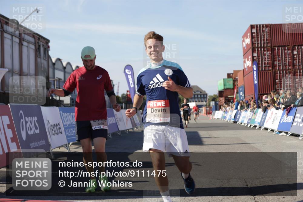 03.10.2025 - Köhlbrandbrückenlauf Jannik Wohlers http://msf.ph/oto/9111475 03.10.2025 13:00:40 Ziel 4016, 4018, 4172, 4228, 4299, 4622, 4763, 4850, 5011, 5664, 6373 meine-sportfotos.de