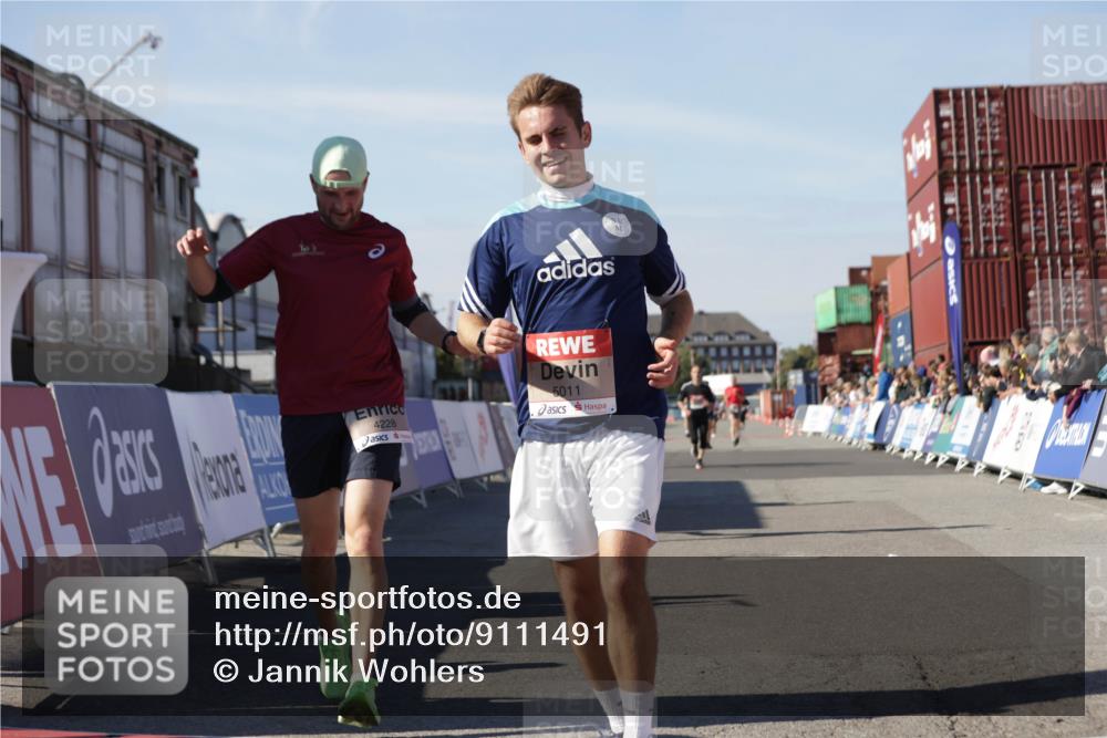 03.10.2025 - Köhlbrandbrückenlauf Jannik Wohlers http://msf.ph/oto/9111491 03.10.2025 13:00:40 Ziel 4016, 4018, 4172, 4228, 4299, 4622, 4763, 4850, 5011, 5664, 6373 meine-sportfotos.de