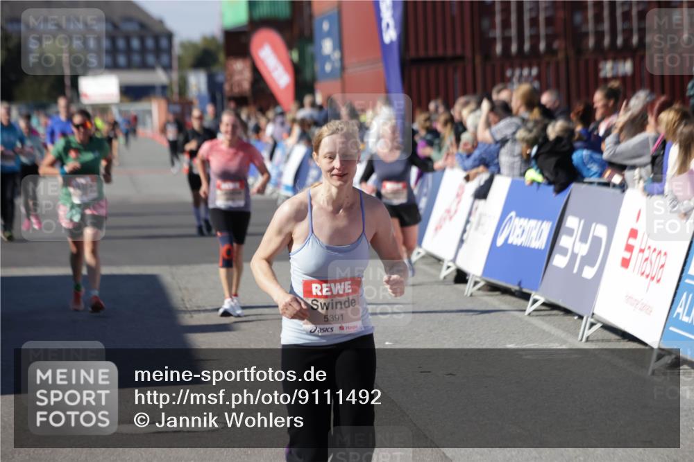 03.10.2025 - Köhlbrandbrückenlauf Jannik Wohlers http://msf.ph/oto/9111492 03.10.2025 13:30:45 Ziel 4355, 4840, 4841, 4937, 5005, 5142, 5289, 5391, 5402, 6170, 6223, 6347 meine-sportfotos.de