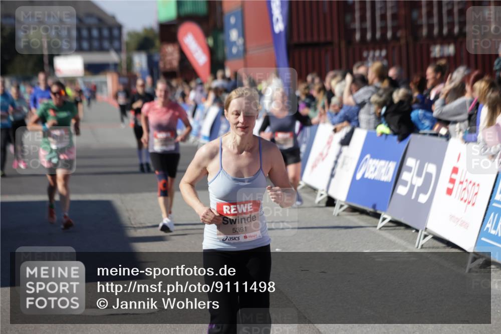 03.10.2025 - Köhlbrandbrückenlauf Jannik Wohlers http://msf.ph/oto/9111498 03.10.2025 13:30:45 Ziel 4355, 4840, 4841, 4937, 5005, 5142, 5289, 5391, 5402, 6170, 6223, 6347 meine-sportfotos.de