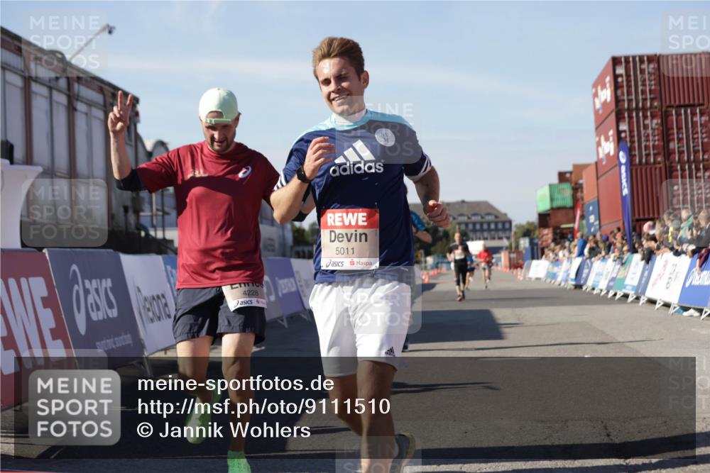 03.10.2025 - Köhlbrandbrückenlauf Jannik Wohlers http://msf.ph/oto/9111510 03.10.2025 13:00:40 Ziel 4016, 4018, 4172, 4228, 4299, 4622, 4763, 4850, 5011, 5664, 6373 meine-sportfotos.de