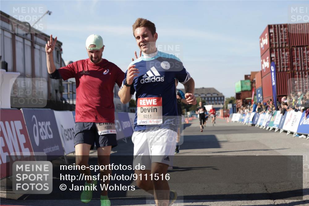 03.10.2025 - Köhlbrandbrückenlauf Jannik Wohlers http://msf.ph/oto/9111516 03.10.2025 13:00:40 Ziel 4016, 4018, 4172, 4228, 4299, 4622, 4763, 4850, 5011, 5664, 6373 meine-sportfotos.de