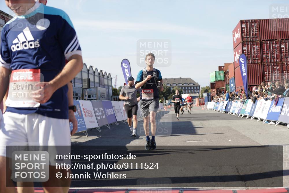 03.10.2025 - Köhlbrandbrückenlauf Jannik Wohlers http://msf.ph/oto/9111524 03.10.2025 13:00:41 Ziel 4016, 4018, 4172, 4228, 4299, 4622, 4763, 4850, 5011, 5664, 6373, 6525 meine-sportfotos.de