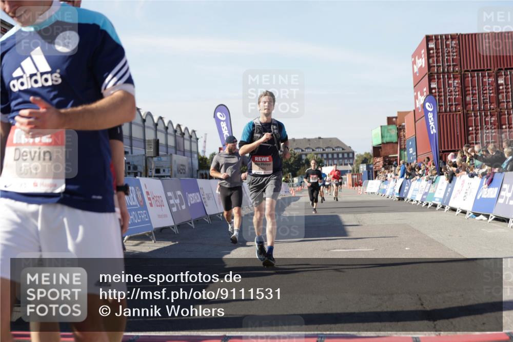 03.10.2025 - Köhlbrandbrückenlauf Jannik Wohlers http://msf.ph/oto/9111531 03.10.2025 13:00:41 Ziel 4016, 4018, 4172, 4228, 4299, 4622, 4763, 4850, 5011, 5664, 6373, 6525 meine-sportfotos.de