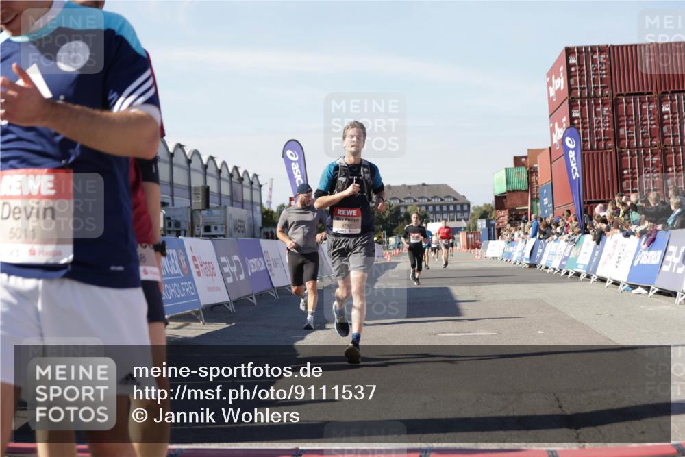 03.10.2025 - Köhlbrandbrückenlauf Jannik Wohlers http://msf.ph/oto/9111537 03.10.2025 13:00:41 Ziel 4016, 4018, 4172, 4228, 4299, 4622, 4763, 4850, 5011, 5664, 6373, 6525 meine-sportfotos.de