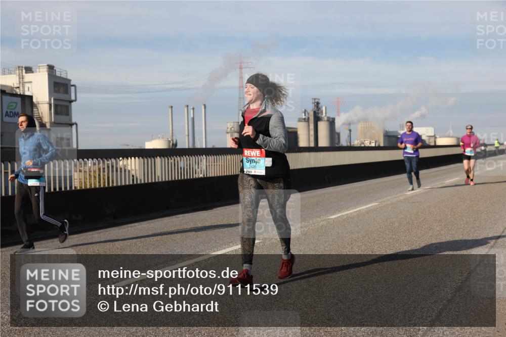 03.10.2025 - Köhlbrandbrückenlauf Lena Gebhardt http://msf.ph/oto/9111539 03.10.2025 10:15:28 Position 2 2426 meine-sportfotos.de